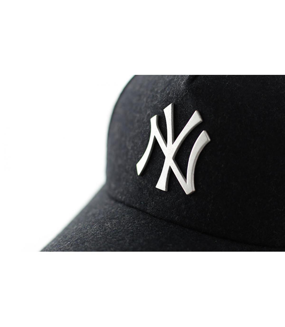 Schwarze NY Cap Metall Logo Schwarze NY Cap Metall Logo